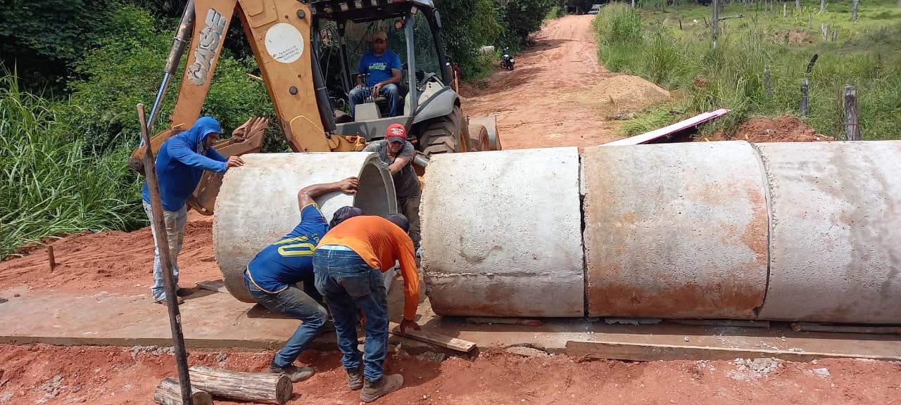 Prefeitura investe em construção de bueiros e instalação de manilhas na localidade do Povoado Varjão.