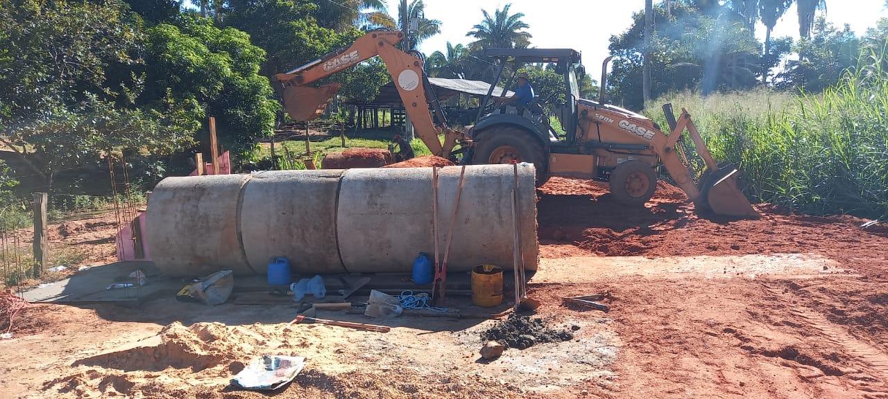 PREFEITURA INVESTE EM CONSTRUÇÃO DE BUEIROS E INSTALAÇÃO DE MANILHAS NA LOCALIDADE DO POVOADO VARJÃO.