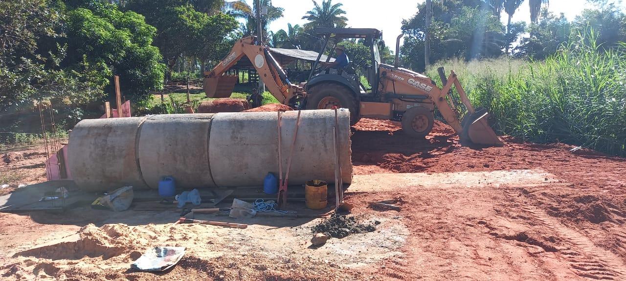 PREFEITURA INVESTE EM CONSTRUÇÃO DE BUEIROS E INSTALAÇÃO DE MANILHAS NA LOCALIDADE DO POVOADO VARJÃO.
