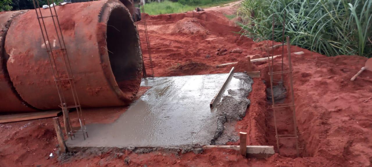 PREFEITURA INVESTE EM CONSTRUÇÃO DE BUEIROS E INSTALAÇÃO DE MANILHAS NA LOCALIDADE DO POVOADO VARJÃO.