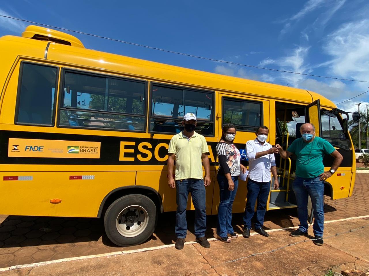 EDUCAÇÃO: Municipio recebe novo ônibus escolar