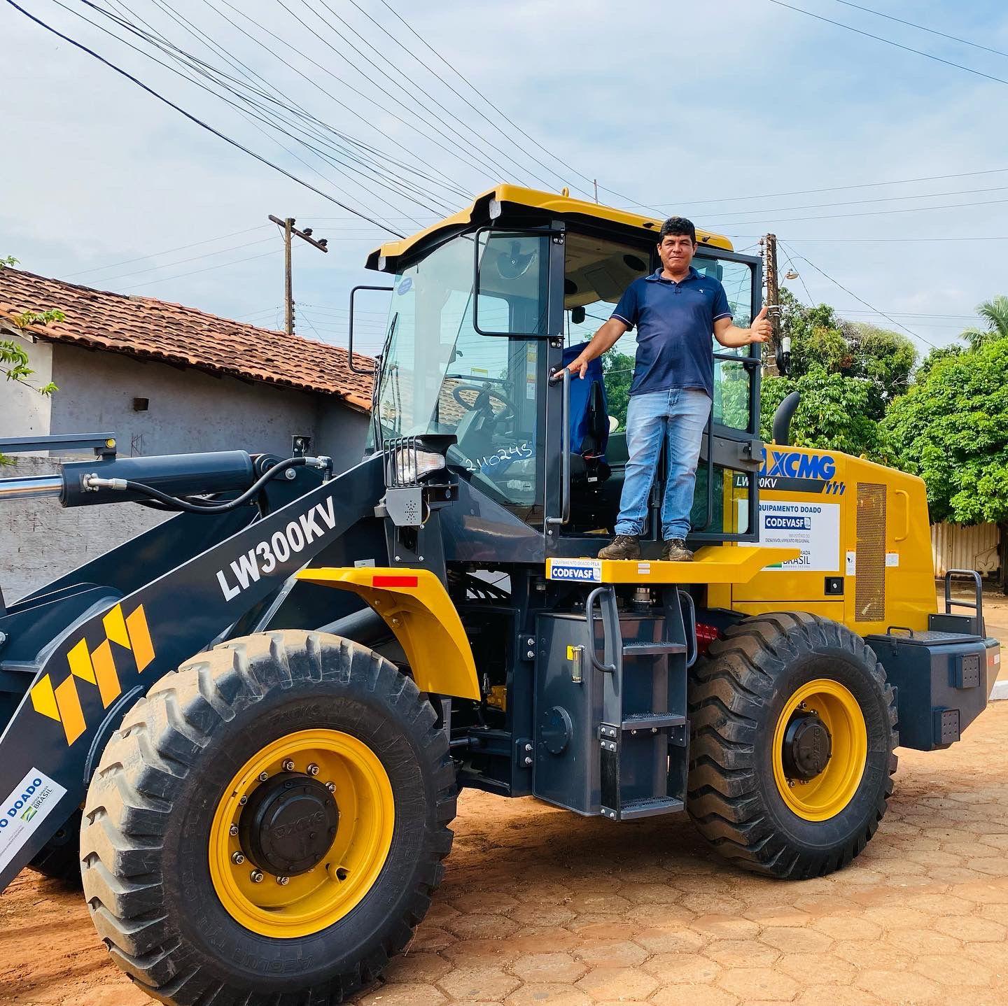 AGUIARNÓPOLIS RECEBE PÁ CARREGADEIRA PARA SERVIR A POPULAÇÃO