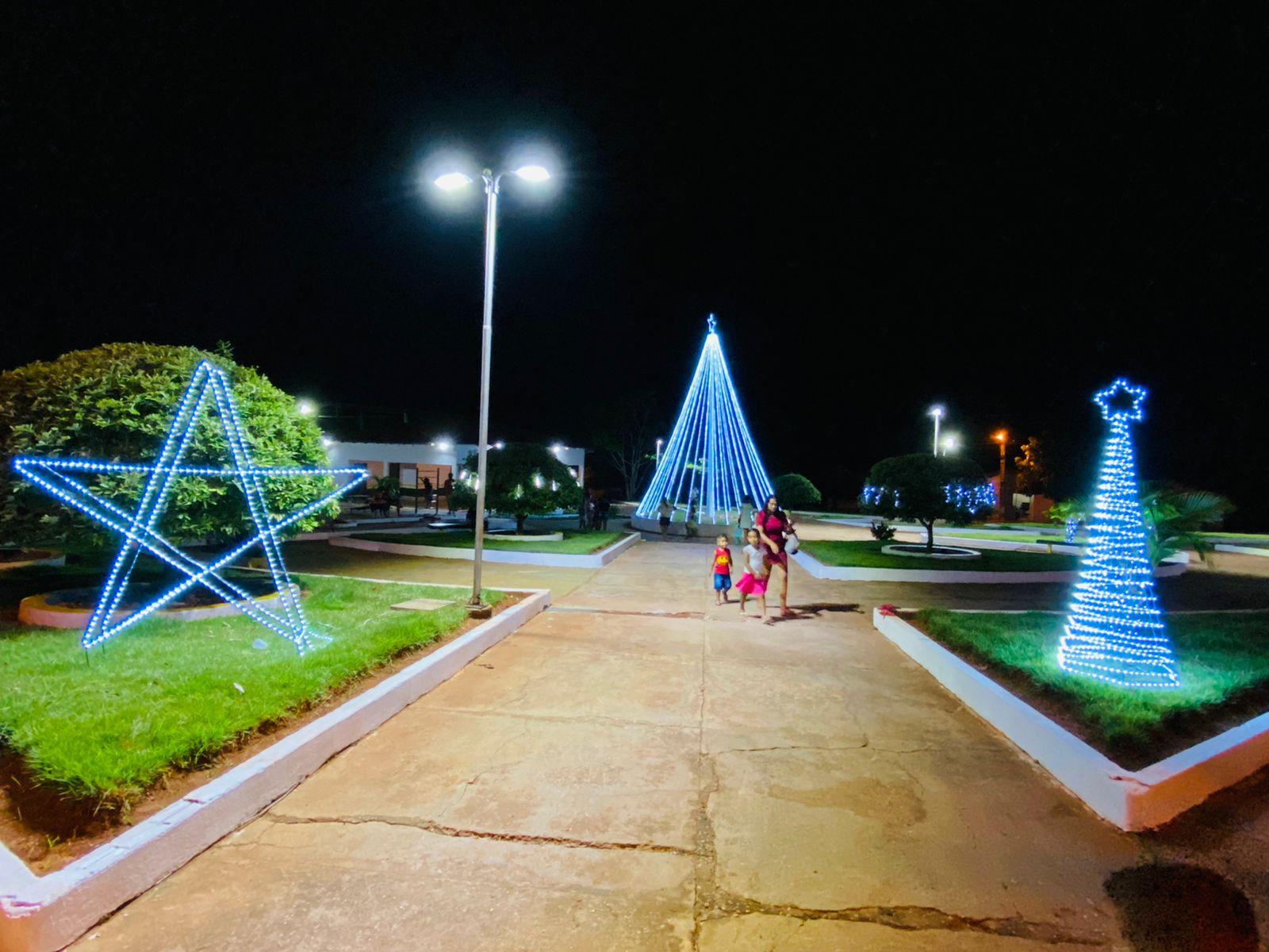 Prefeitura Faz Decoração Natalina da Cidade